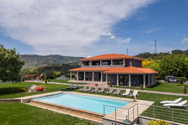 Auf dem Foto ist das Objekt Ladeira Suites, a Douro Retreat by HostWise in der Stadt Loivos da Ribeira zu sehen.
