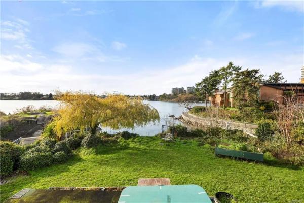 A la foto es mostra l'objecte Waterfront Two-Bedroom Suite situat a la ciutat de Esquimalt.