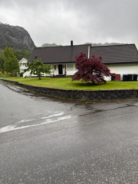 A la foto es mostra l'objecte Eikestua situat a la ciutat de Sokndal.