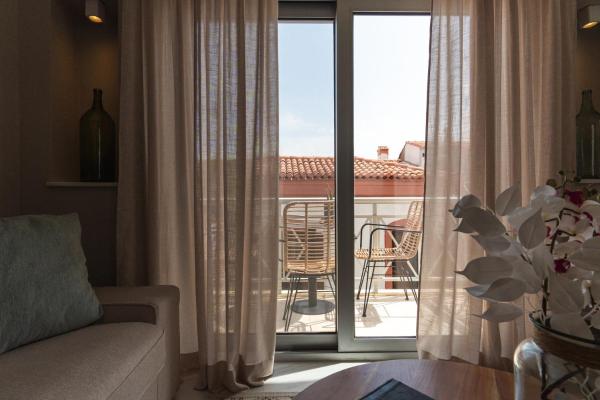 The photo shows the Pythagóreio Urban Living located in the city of Pythagoreio.