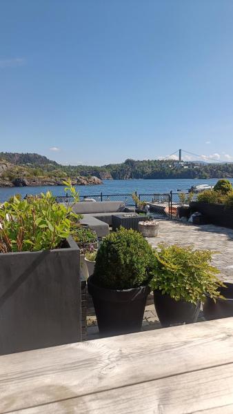 Na zdjęciu widoczny jest obiekt Koselig hus med egen brygge położony w mieście Foldnes.