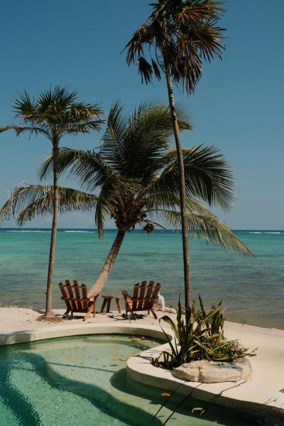 Na zdjęciu widoczny jest obiekt Kaoba Oceanfront Residences położony w mieście Tulum.