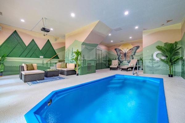 A la foto es mostra l'objecte Luxurious Zen Cabin with Private Indoor Pool, Arcade, Hot Tub, Arcade, Bbq & Movie Projector situat a la ciutat de Sevierville.