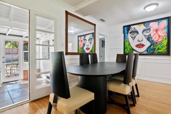 A la foto es mostra l'objecte 4bed 3bath spacious modern piano home near Universal Studio and Hollywood for 10 situat a la ciutat de Studio City.