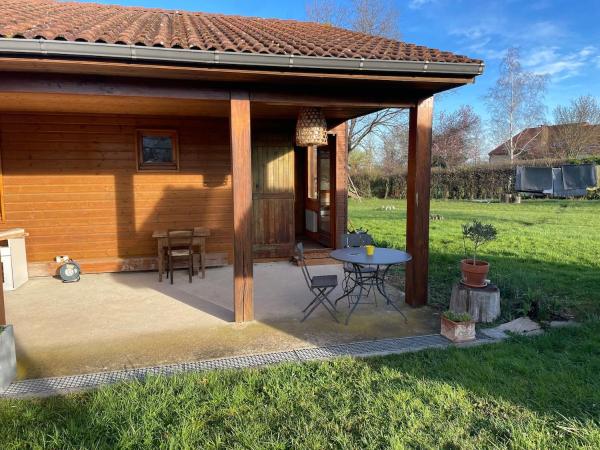 Na zdjęciu widoczny jest obiekt Petite maisonnette dans les près położony w mieście Commelle-Vernay.