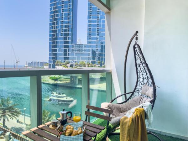 Na fotografii je vidět objekt Luxury RoofTop Pool with Full Marina View 45 percent OFF nacházející se ve městě Dubaj.