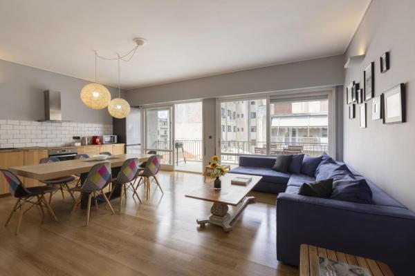 A la foto es mostra l'objecte Super modern minimal flat nr metro & arch. Museum situat a la ciutat de Atenes.