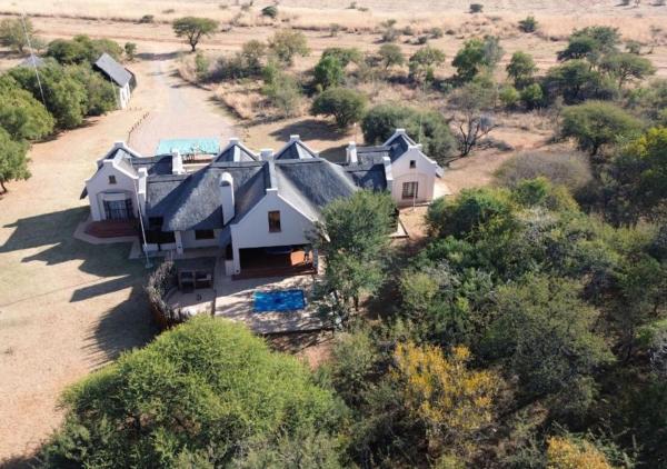 Nella foto è visibile l'oggetto Zebula 1 Pela Lodge, 6 bedrooms situato nella città di Warmbaths.