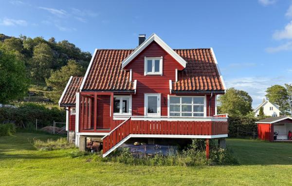 Op de foto is het object Nice Home In Vestre Åmøy With Sauna te zien, gelegen in de stad Østhusvik.