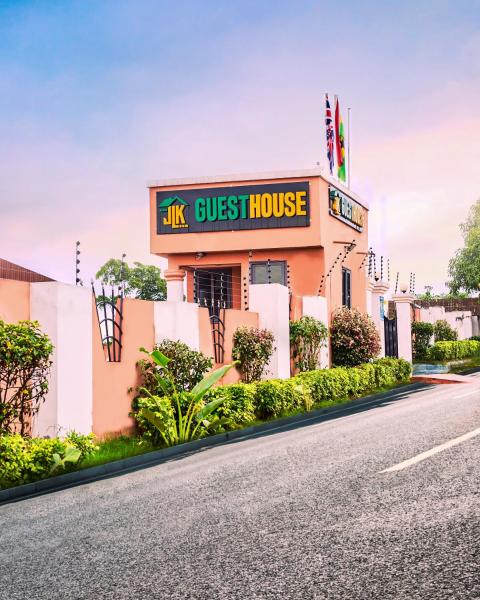 Na fotografii je vidět objekt JLK Guest House & Events Centre nacházející se ve městě Koforidua.