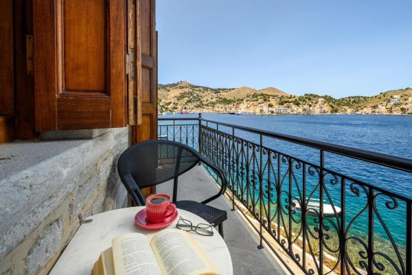 Na foto é possível ver o objeto Petalo House localizado na cidade de Symi.