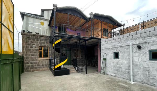 En la foto se muestra el objeto Madoyanner two storey house ubicado en la ciudad de Gyumri.