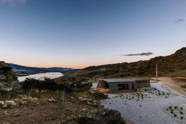 The Boulders Retreat - Stunning views of Lake Dunstan - Sleeps 6