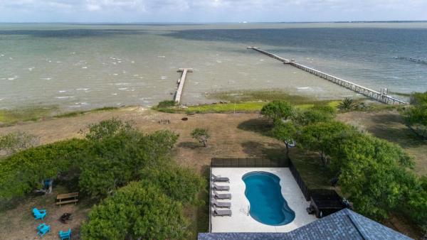 Waterfront Pool Hot Tub Private Pier Guest Bungalow - Bayside, TX