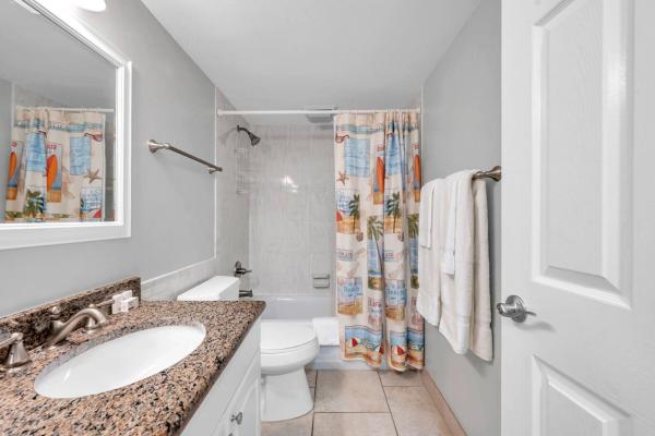 A la foto es mostra l'objecte Sandcastle III Condo 404 situat a la ciutat de Indian Spring Estates.