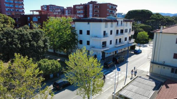 På bildet vises objektet Hotel Eden som ligger i byen Follonica.