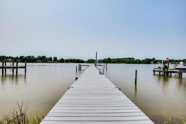 Bilde 7: River Refresh - Waterfront with Spa on Placid Bay Luxury Vacation Rental by B Michaels Escapes