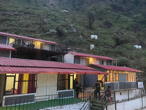 Na zdjęciu widoczny jest obiekt Kailashpati Resort położony w mieście Sonprayag.