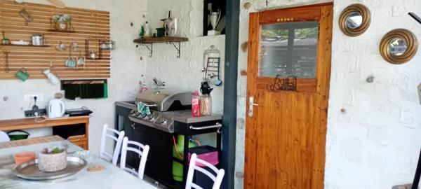 Auf dem Foto ist das Objekt boutique camp THEA under the walnut, pitches FOR your own tent, OUTDOOR kitchen in der Stadt Mrše zu sehen.