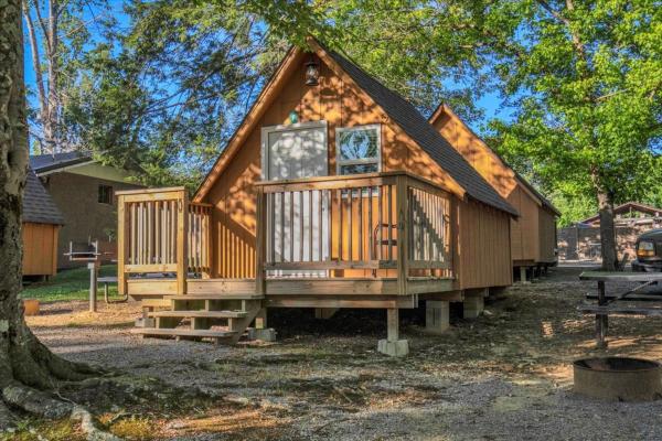 Auf dem Foto ist das Objekt Cozy Cabin Near Dollywood in der Stadt Conner Heights zu sehen.