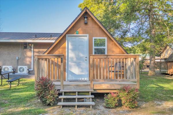 Auf dem Foto ist das Objekt Rustic Cabin with Mountain Views and Parking in der Stadt Conner Heights zu sehen.