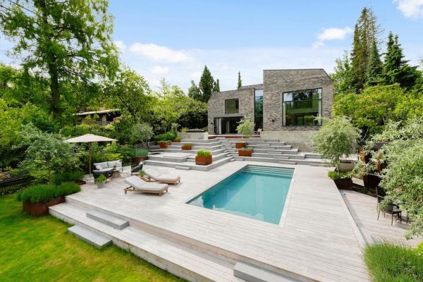 A la foto es mostra l'objecte Architectural luxurious villa situat a la ciutat de Gentofte.