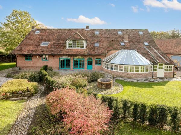 The photo shows the Alverwege 2 located in the city of Baarle Heide.