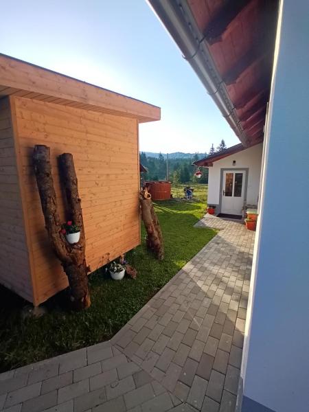 Op de foto is het object Hegyi Vendégház te zien, gelegen in de stad Vărşag.