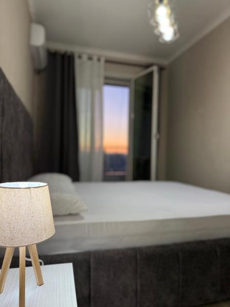 Na fotografii je vidět objekt Spacious 2BR Apartment Walk in Closet Stunning Sunset Views nacházející se ve městě Durrës.