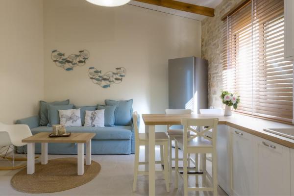 Na zdjęciu widoczny jest obiekt Luxury Gem overlooking the church, 150m from beach położony w mieście Analipsi.