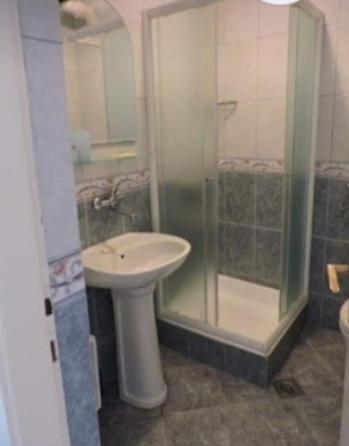 A la foto es mostra l'objecte Studio Terasa situat a la ciutat de Kravlja.