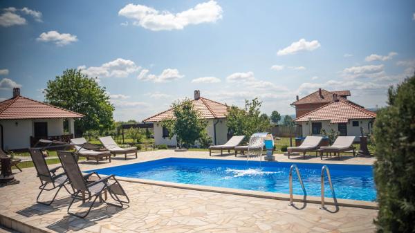 A la foto es mostra l'objecte Apartmani Čalane situat a la ciutat de Krćevac.