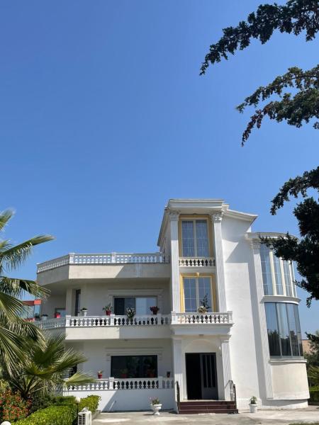 A la foto es mostra l'objecte Vila BriArt situat a la ciutat de Durrës.