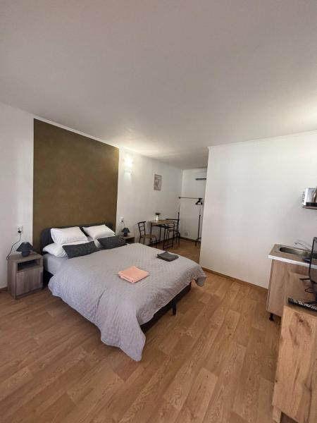 Lola Apartman, Eger
