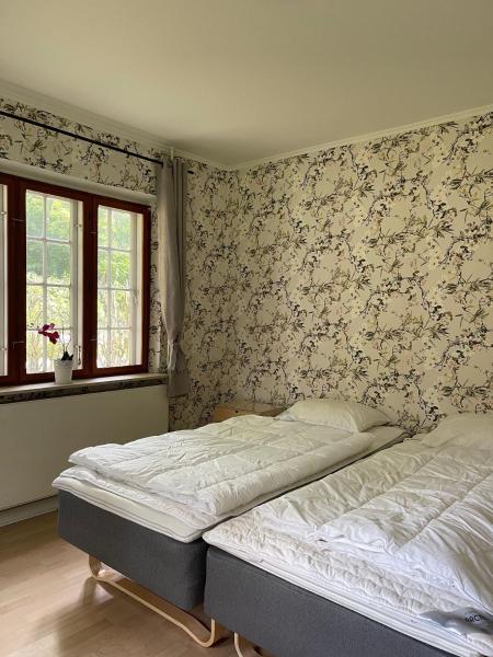 Na fotografii je vidět objekt The Gatekeepers Cottage at Hindemae Estate Cozy Stay in Historic Surroundings nacházející se ve městě Flødstrup.