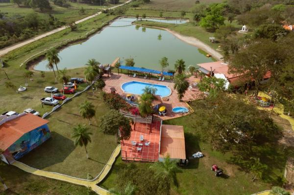 Op de foto is het object La Riviera del Urubo Eco-Resort te zien, gelegen in de stad Huarapucú.