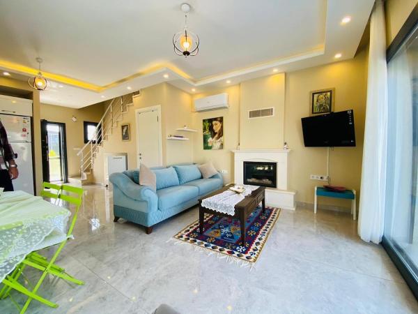 Auf dem Foto ist das Objekt Ozel Havuzlu Villa F Çelik Villalari in der Stadt Emin Sitesi zu sehen.