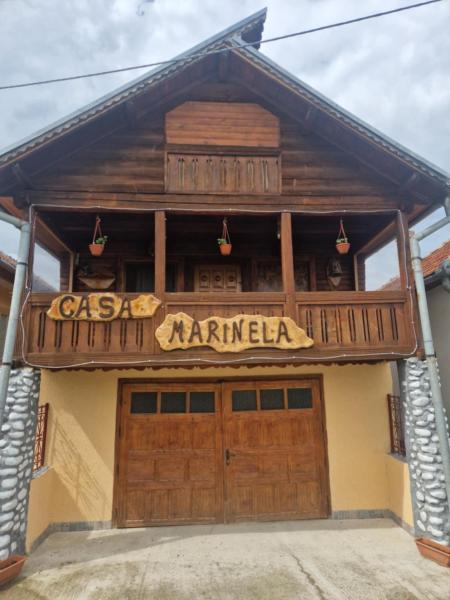 A la foto es mostra l'objecte Casa Marinela situat a la ciutat de Suseni.