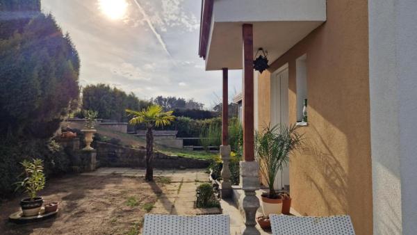 Na fotografii je vidět objekt Orient villa NH nacházející se ve městě Hněvnice.