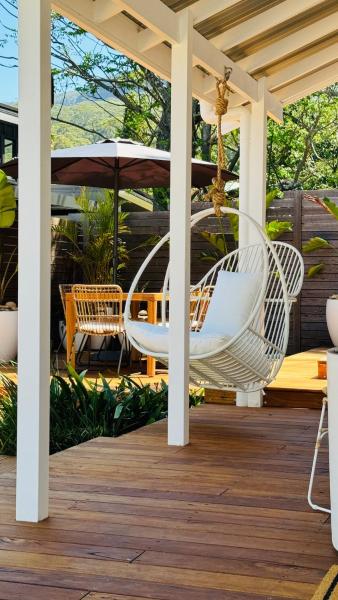 The photo shows the Wombarra Luxe Cottage located in the city of Stanwell Park.