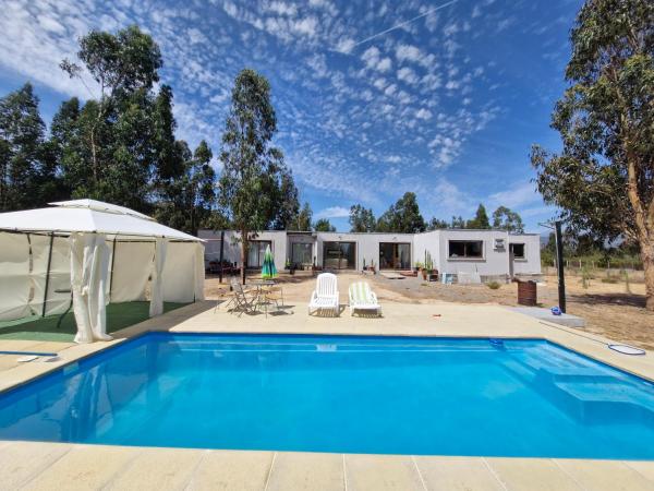 写真にはCabildo市にあるCasa Vacacional Foresta de Zapallarが写っています。