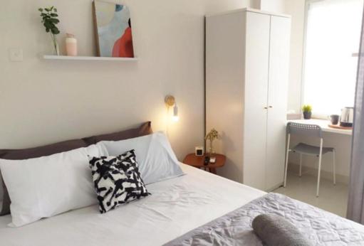 Na fotografii je vidět objekt Emerald Bintaro by Kakarama Room nacházející se ve městě Pondokaren.