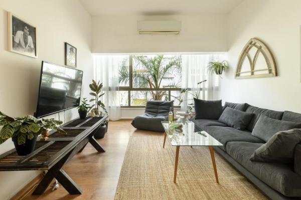 Cozy Green Oasis 2BR Apt a 3 Min Walk from Beach by Sea N' Rent, Tel Aviv