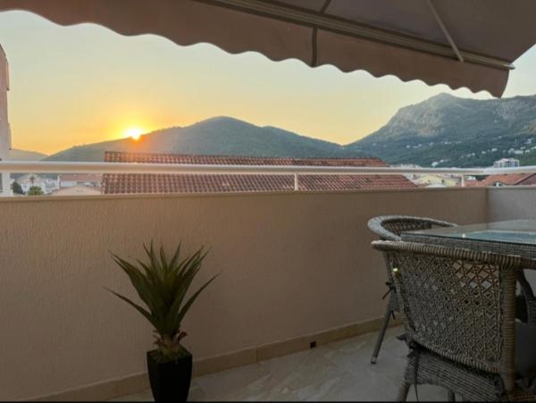 Na fotografii je vidět objekt Modern apartment Budva nacházející se ve městě Lugovi.