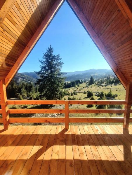 The photo shows the Woodenhouse Ede Vlasic located in the city of Kutlovac.