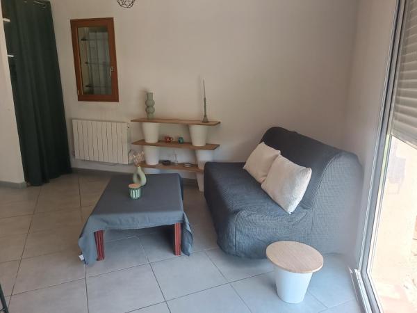 Na zdjęciu widoczny jest obiekt Maisonnette dans hameau provençal położony w mieście Cabriès.