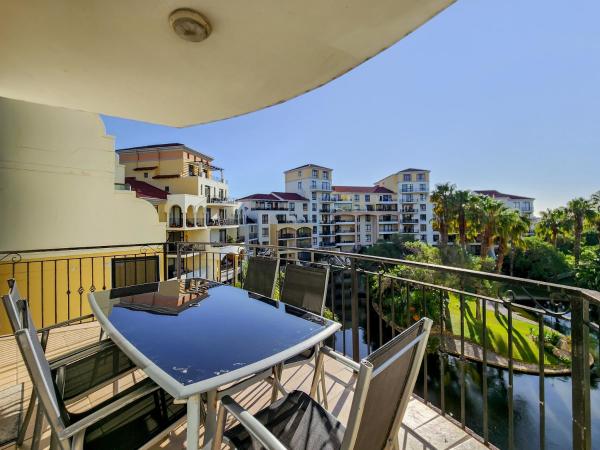 Zdjęcie 3: Walkable, pools, park and great for families