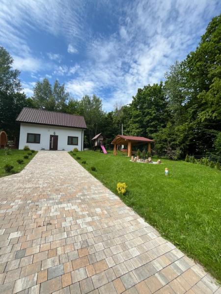 Na fotografii je vidět objekt Domek w lesie Sauna i Gorąca balia Wellness&Spa nacházející se ve městě Grybów.