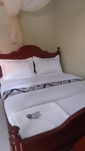 Na fotografii je vidět objekt muffler motel bukesa nacházející se ve městě Kampala.