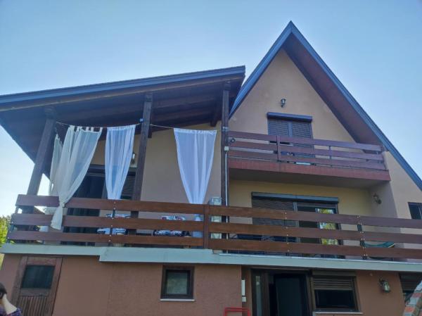 Na fotografii je vidět objekt Domus Foresta Apartmani nacházející se ve městě Brdo.